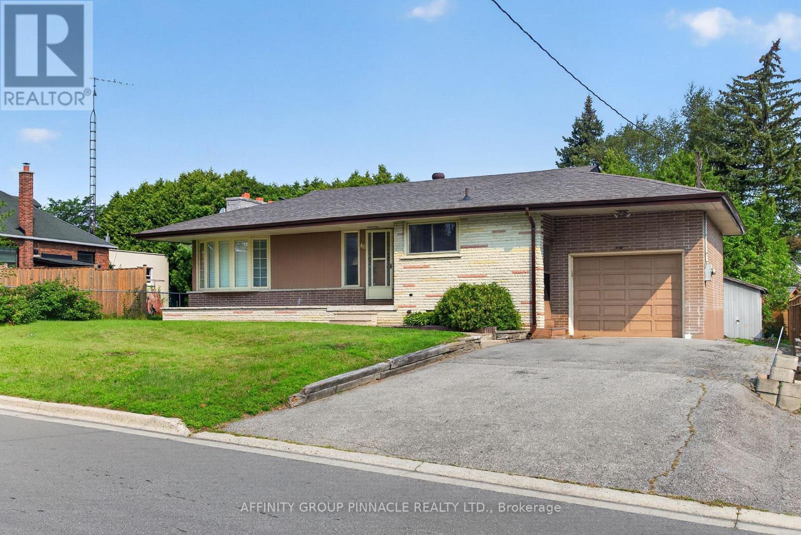 40 Switzer Drive, Oshawa, Ontario  L1G 3J1 - Photo 2 - E13675732