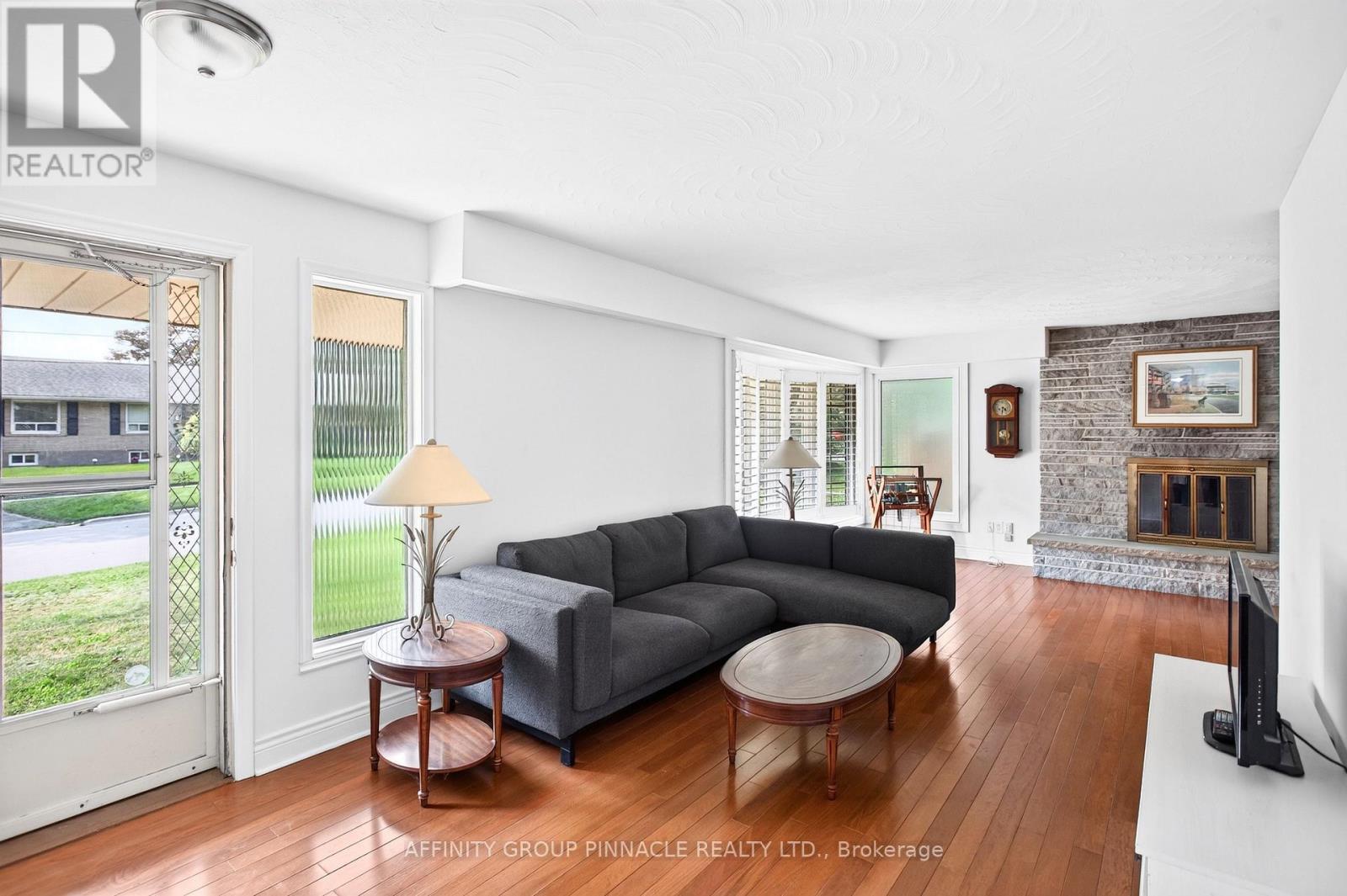 40 Switzer Drive, Oshawa, Ontario  L1G 3J1 - Photo 5 - E13675732