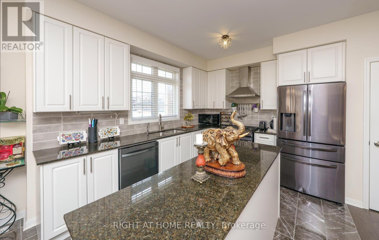 2 Cliff Thompson Court, Georgina, Ontario  L0E 1R0 - Photo 7 - N13675534