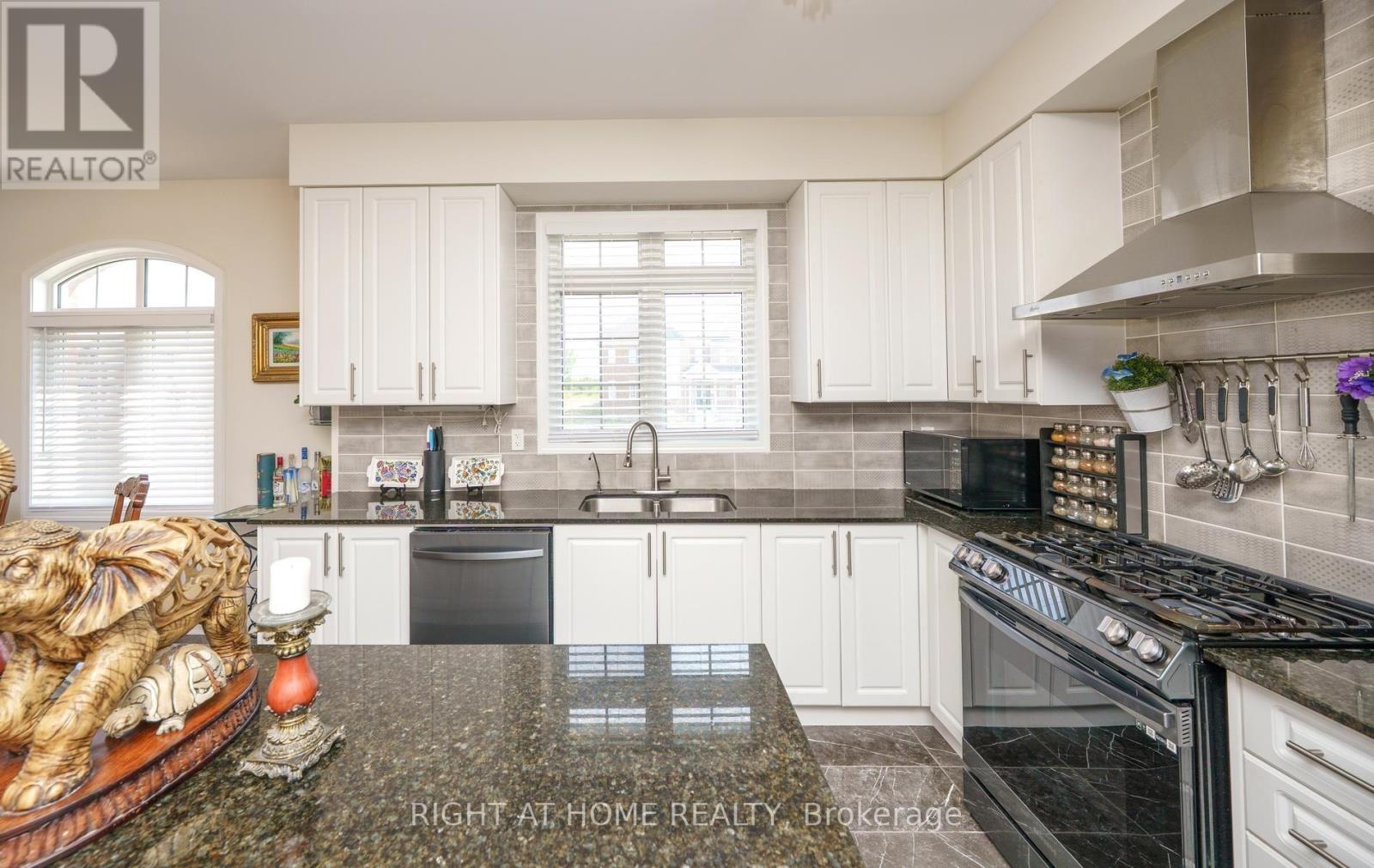 2 Cliff Thompson Court, Georgina, Ontario  L0E 1R0 - Photo 8 - N13675534