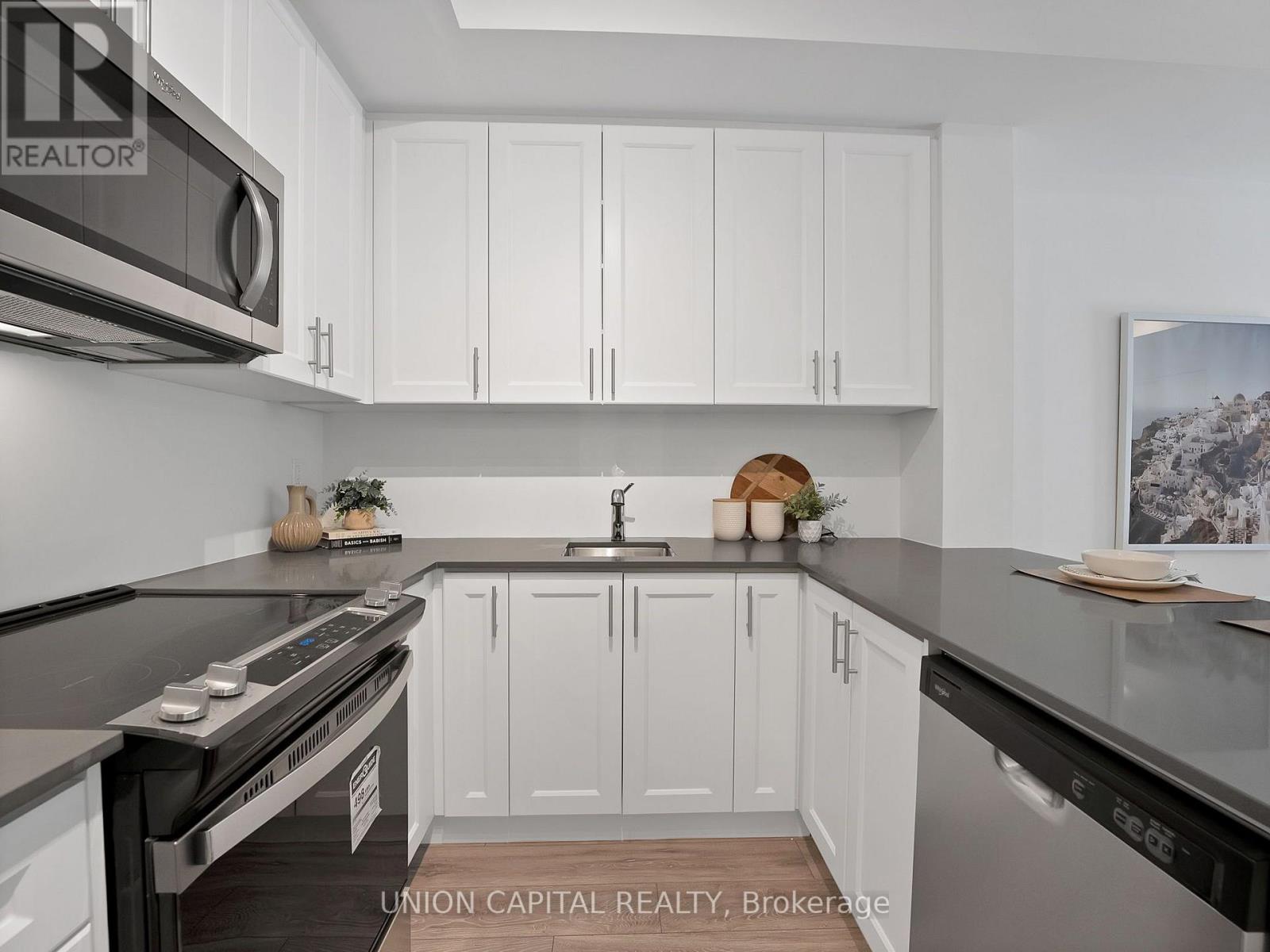 6 - 26 Lytham Green Circle, Newmarket, Ontario  L3Y 0H5 - Photo 7 - N13675654