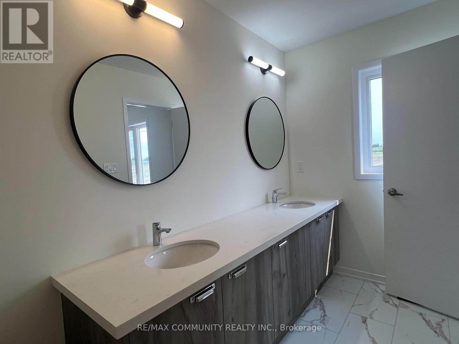 9 Thomas Smith Street, Georgina, Ontario  L4P 0T7 - Photo 27 - N13675764