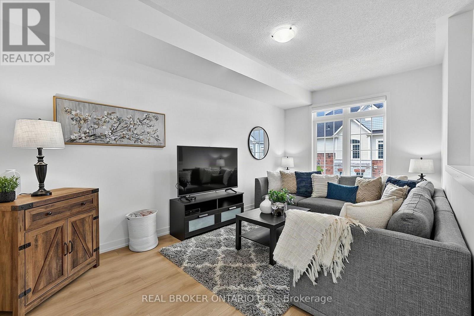 104 Lyall Stokes Circle, East Gwillimbury (Mt Albert), Ontario  L0G 1M0 - Photo 2 - N13675786