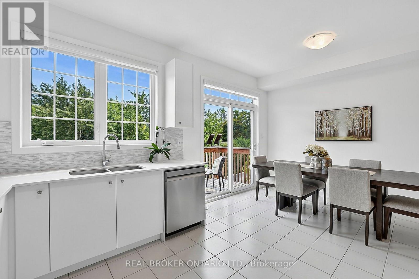 104 Lyall Stokes Circle, East Gwillimbury (Mt Albert), Ontario  L0G 1M0 - Photo 6 - N13675786