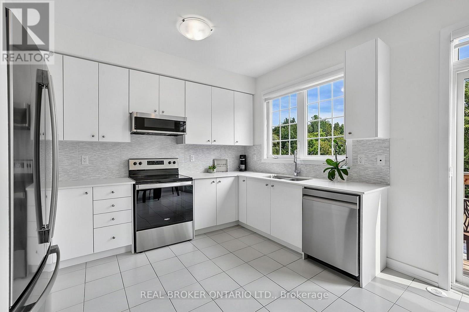 104 Lyall Stokes Circle, East Gwillimbury (Mt Albert), Ontario  L0G 1M0 - Photo 7 - N13675786
