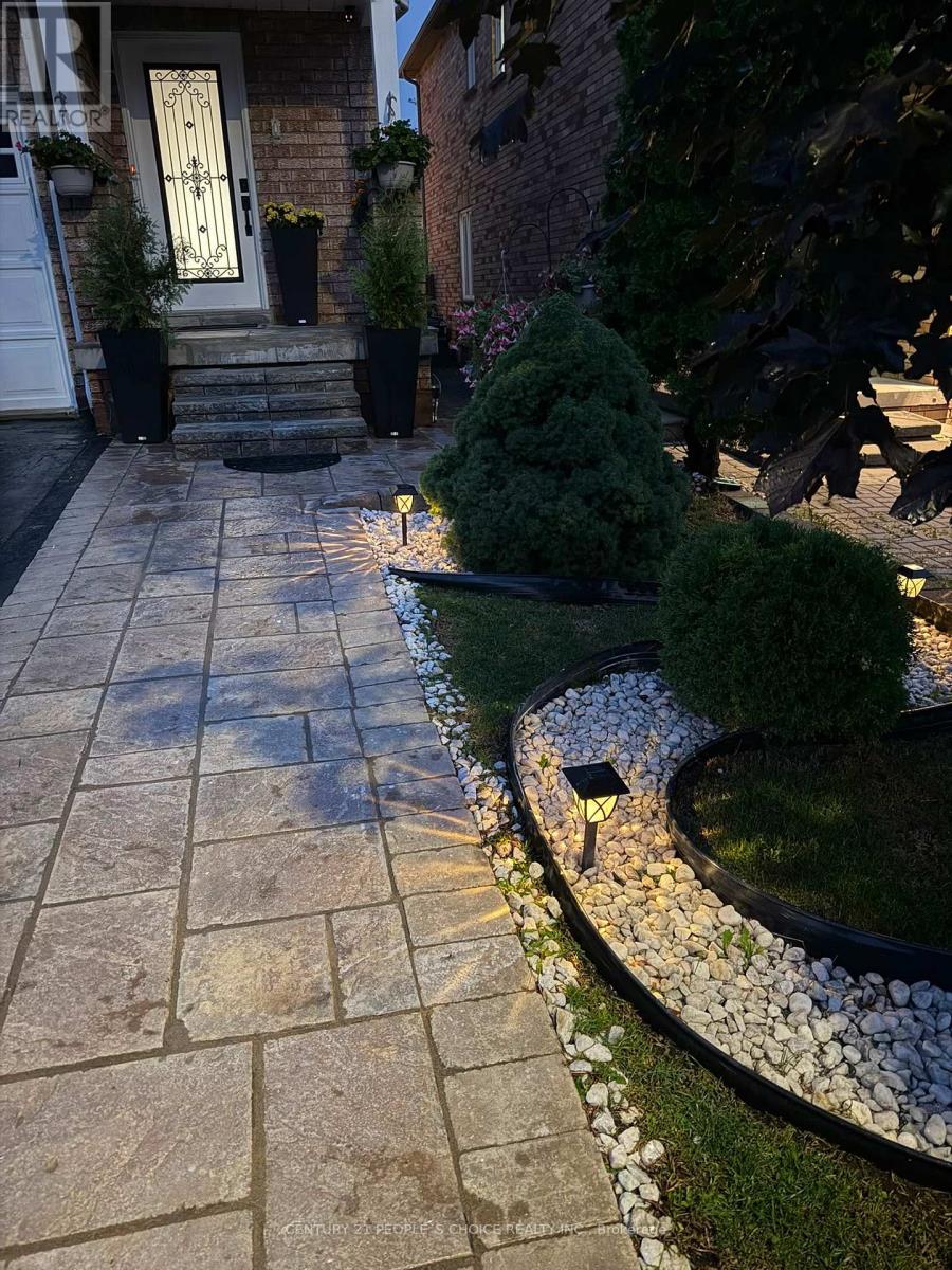 644 Madame Street, Mississauga, Ontario L5W 1G6 - Photo 4 - W13675664