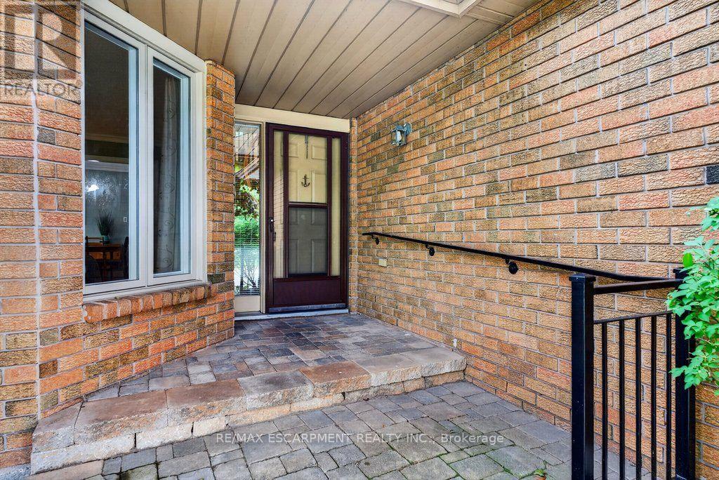 1152 Lockhart Road, Burlington, Ontario  L7S 1G9 - Photo 4 - W13675708