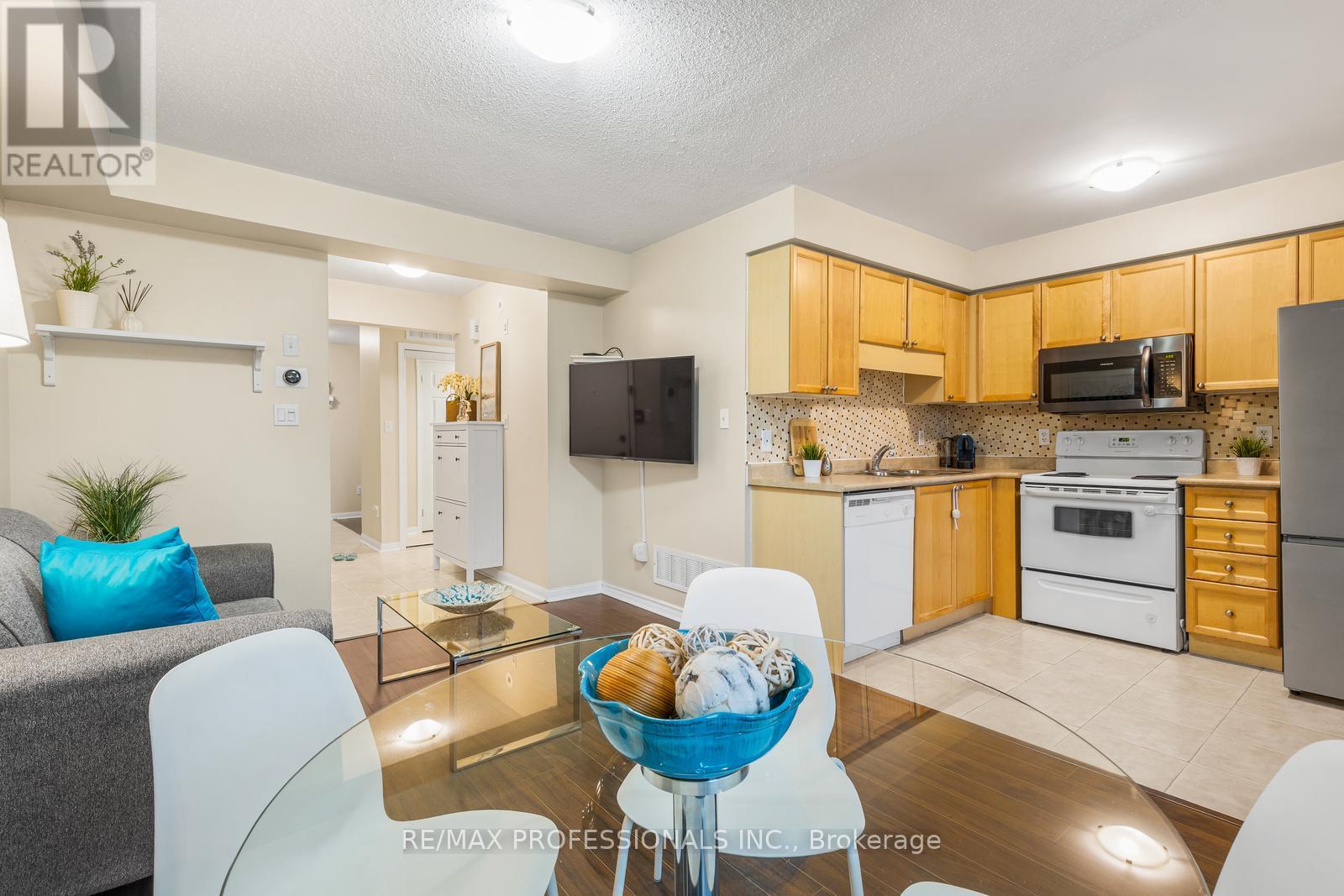 5 - 3025 Elmcreek Road, Mississauga, Ontario L5B 0B6 - Photo 2 - W13675784