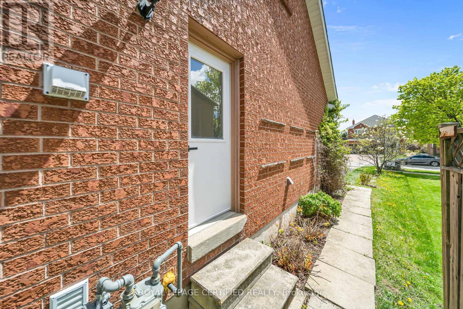 Lower - 5016 Natkarni Crescent, Mississauga, Ontario  L5V 1L2 - Photo 2 - W13675800