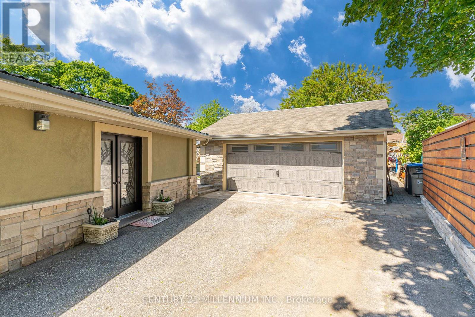 26 Alston Court, Brampton, Ontario  L6W 3B6 - Photo 3 - W13675832