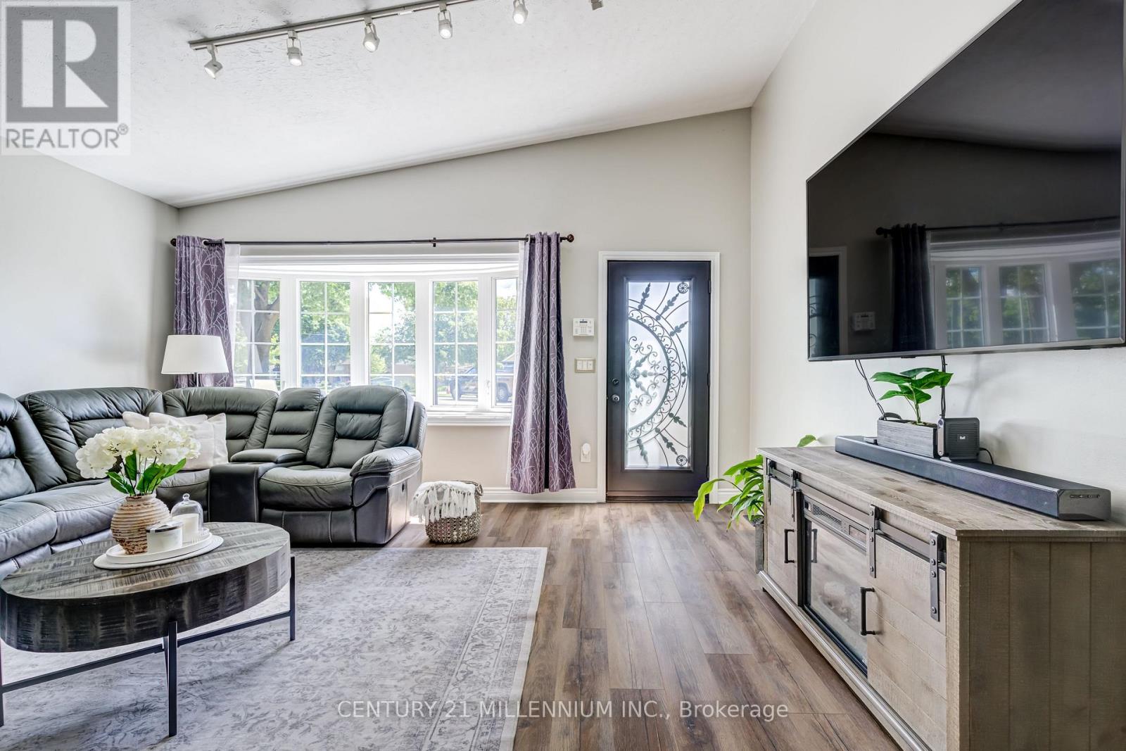 26 Alston Court, Brampton, Ontario  L6W 3B6 - Photo 4 - W13675832