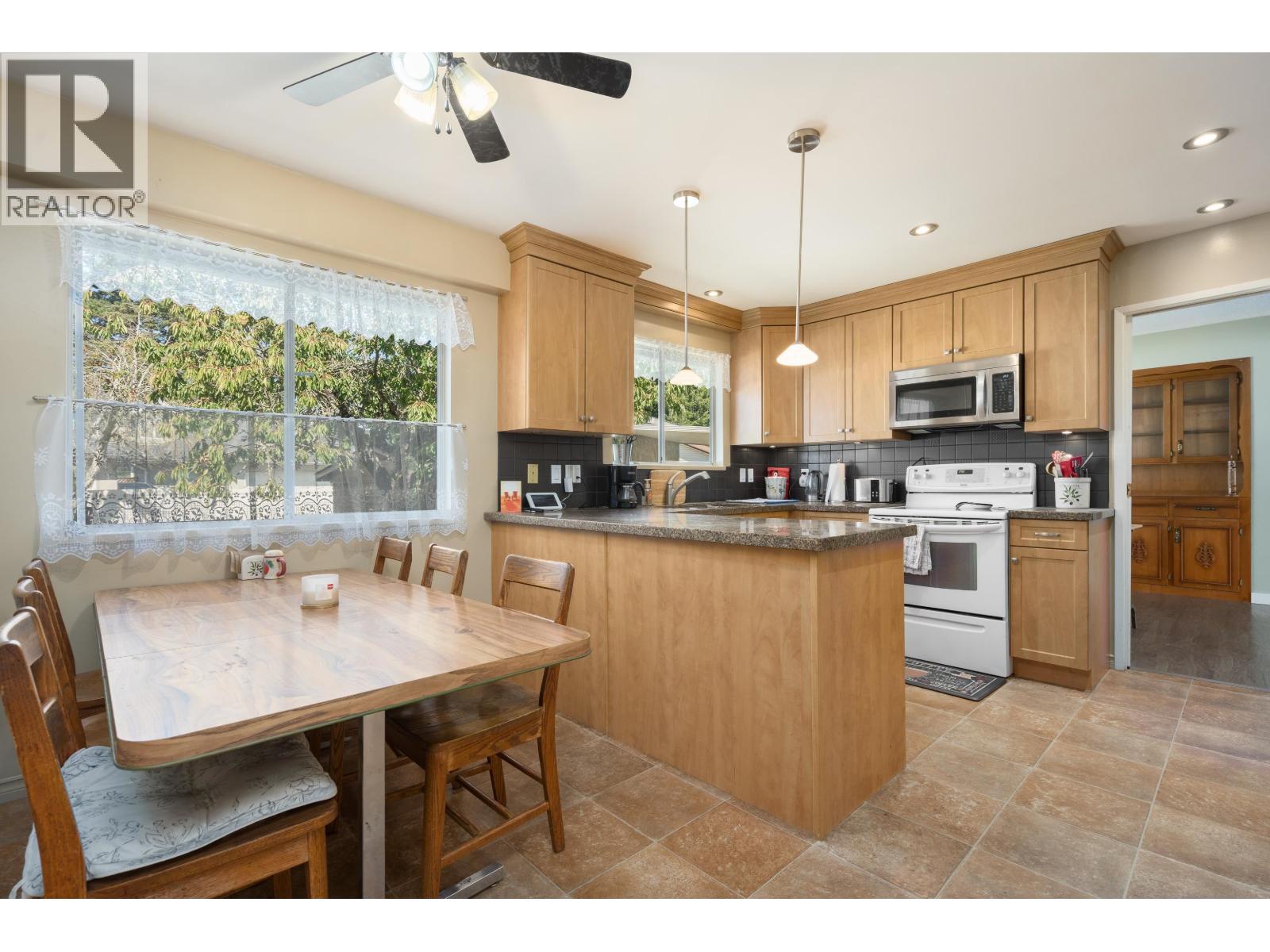 8611 Rideau Drive, Richmond, British Columbia  V7A 4M6 - Photo 3 - R3155493