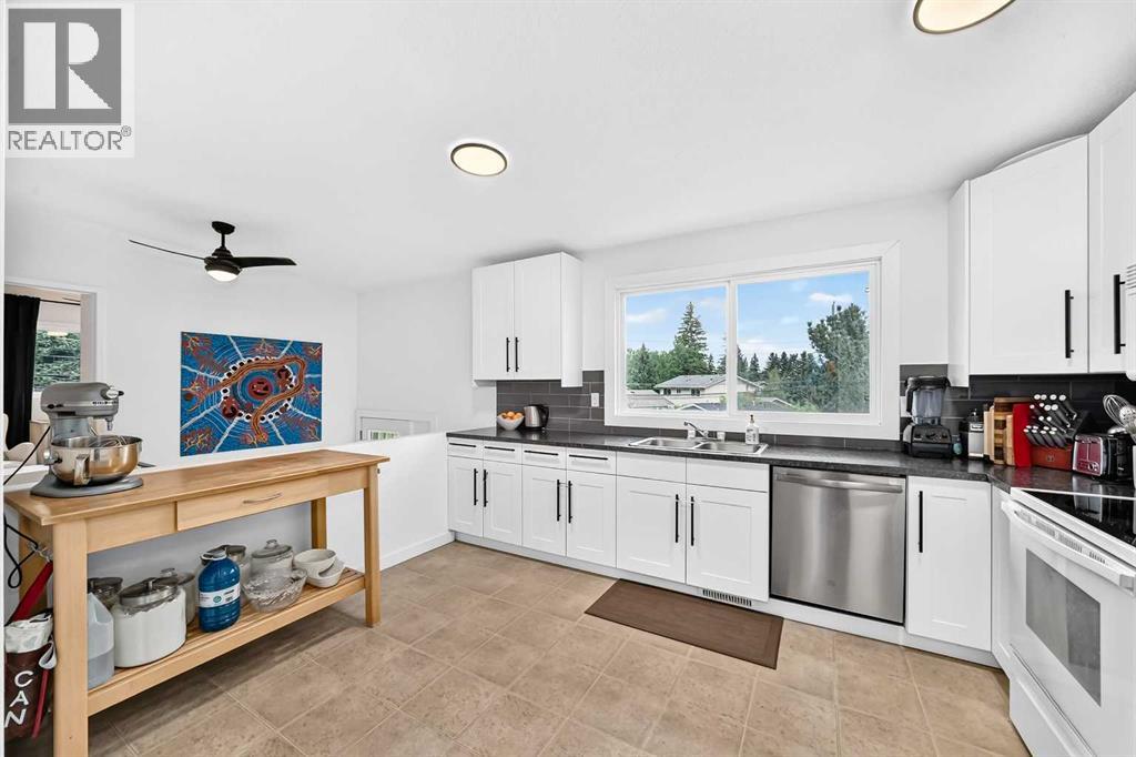 71 Dalton Bay Nw, Calgary, Alberta  T3H 1H7 - Photo 5 - A2336098
