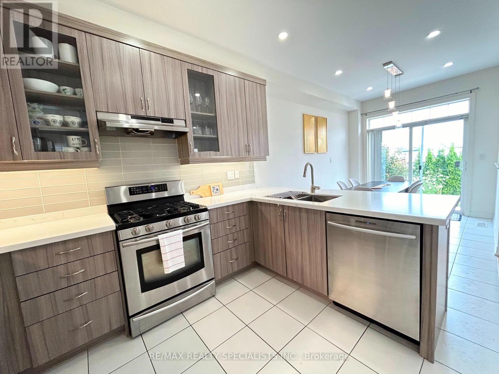 55 Dufay Road, Brampton, Ontario  L7A 4A2 - Photo 11 - W13675912