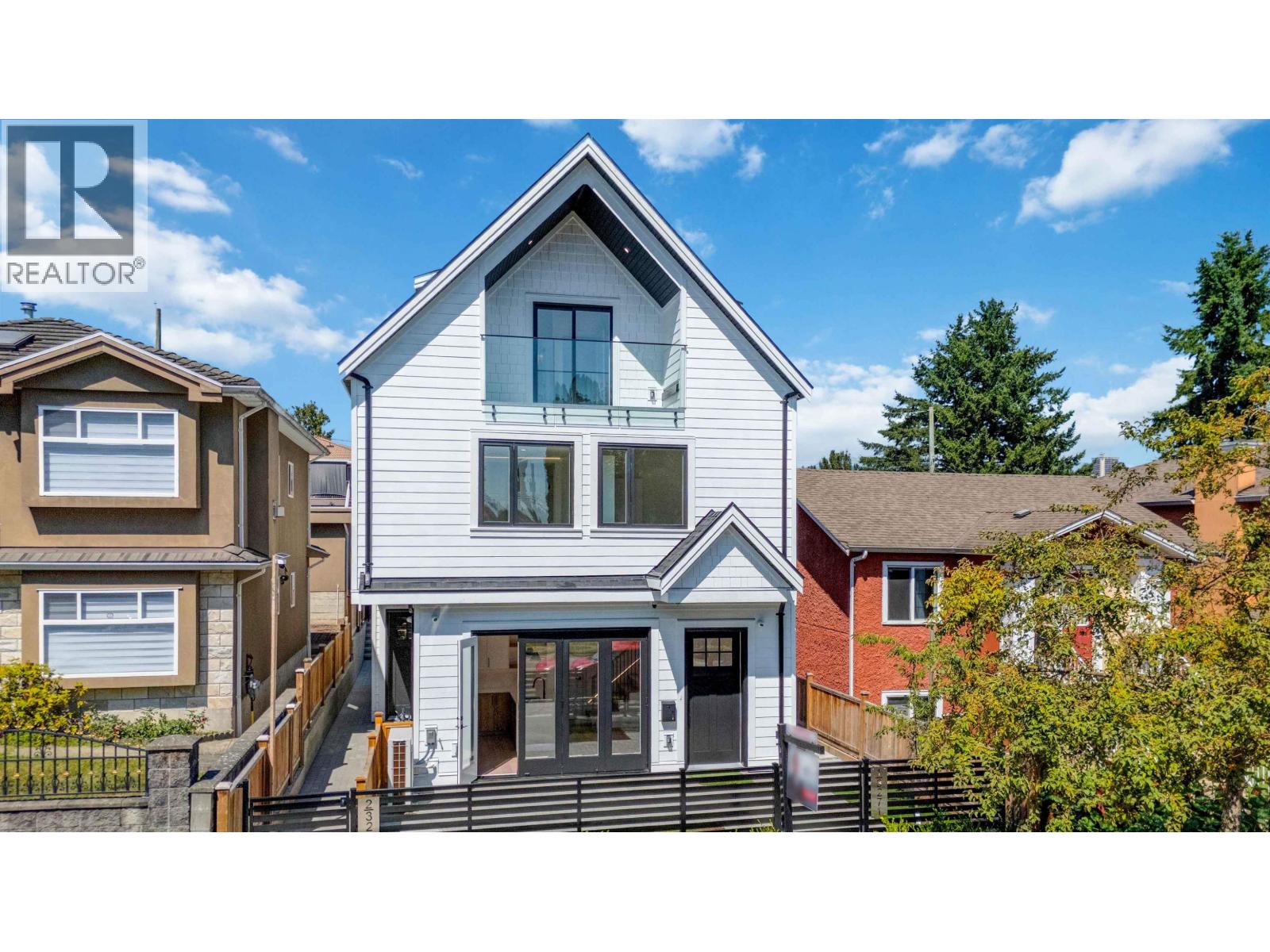 2 3271 E GEORGIA STREET, Vancouver, British Columbia
