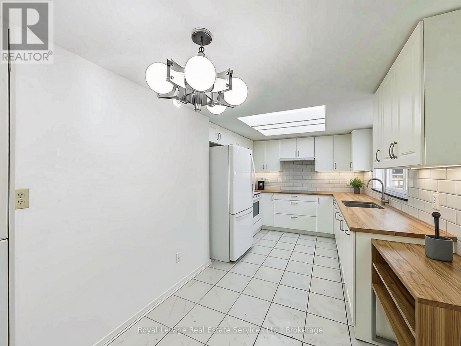 611 - 5 Weldrick Road W, Richmond Hill, Ontario  L4C 8S9 - Photo 9 - N13675896