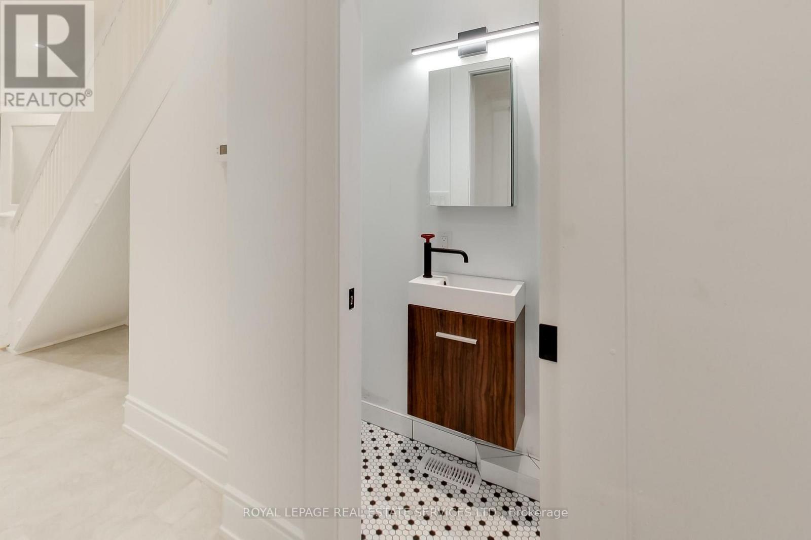 218 Montrose Avenue, Toronto, Ontario  M6G 3G7 - Photo 12 - C13676216