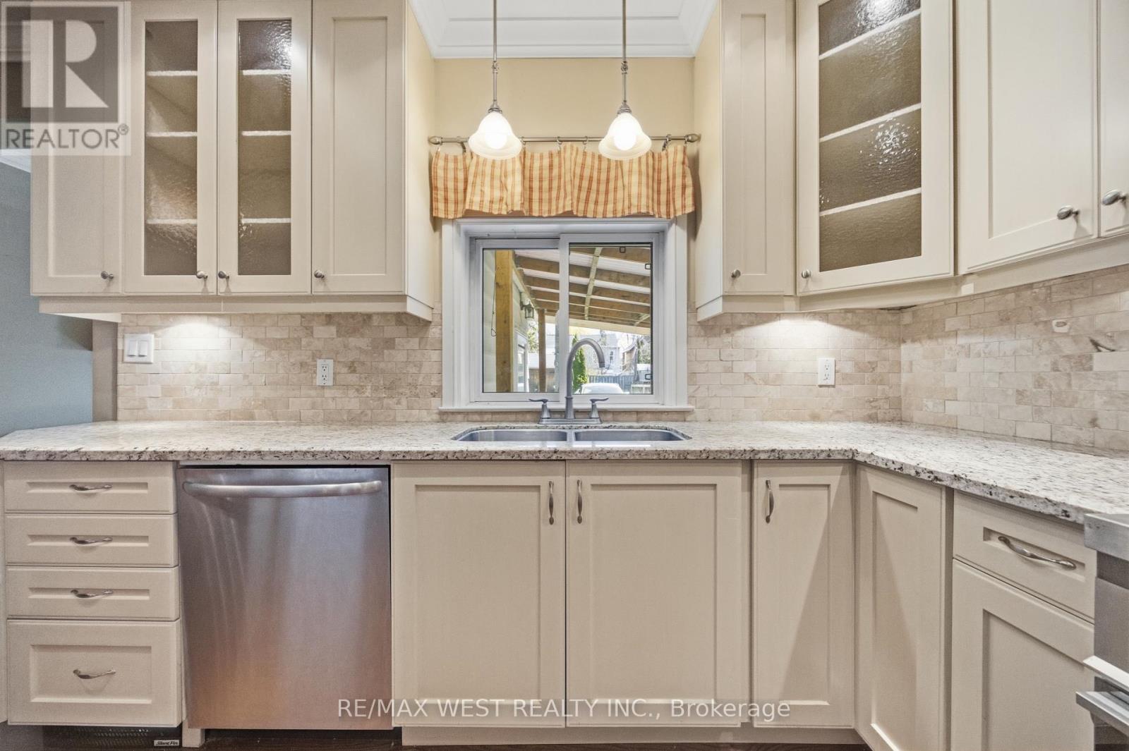 79 King Edward Avenue, Toronto, Ontario  M4C 5J5 - Photo 9 - E13675970
