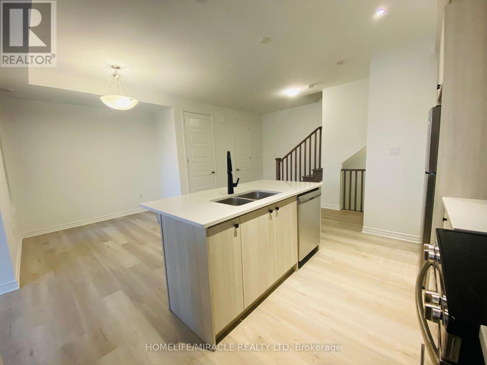 20 Ennerdale Street, Barrie, Ontario  L9J 1A2 - Photo 4 - S13676280