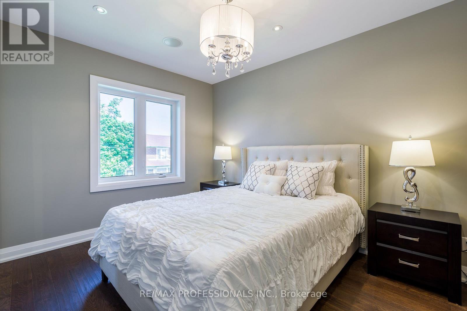546 Beresford Avenue, Toronto, Ontario  M6S 3C3 - Photo 12 - W13675964