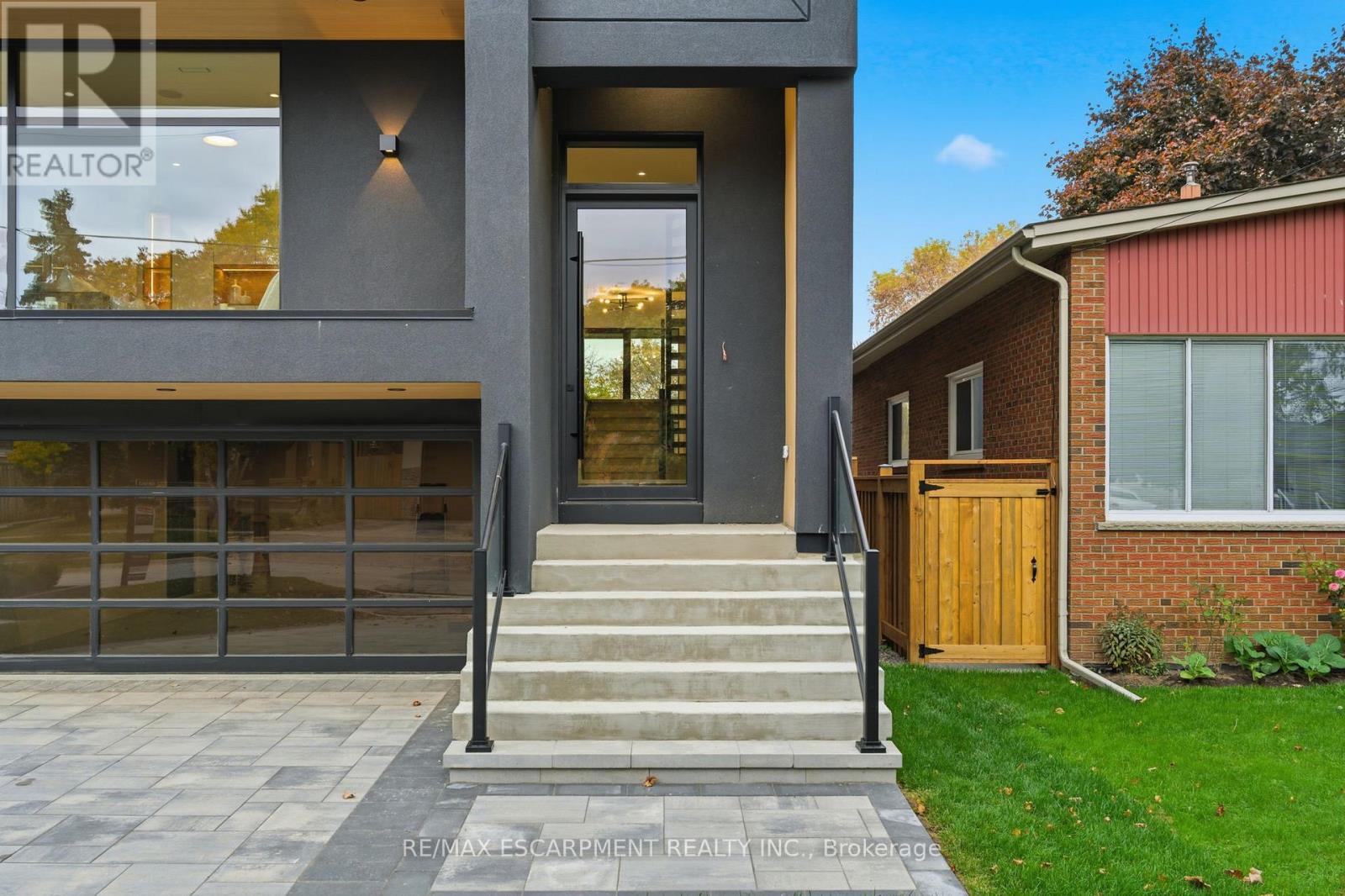 957 Halliday Avenue, Mississauga, Ontario  L5E 1P4 - Photo 4 - W13676056