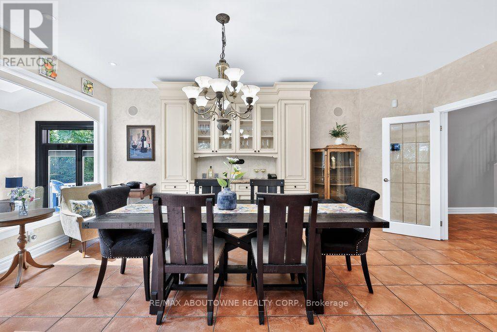 324 Oakridge Court, Oakville, Ontario  L6H 5T9 - Photo 10 - W13676218