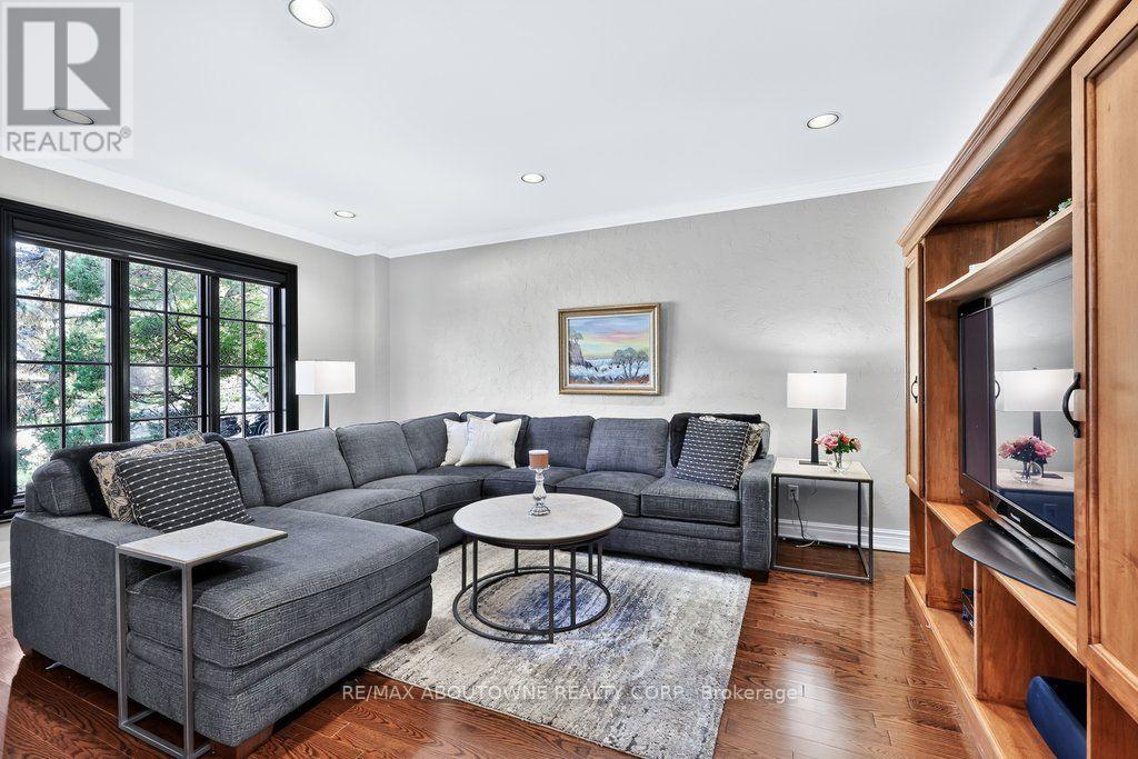324 Oakridge Court, Oakville, Ontario  L6H 5T9 - Photo 16 - W13676218