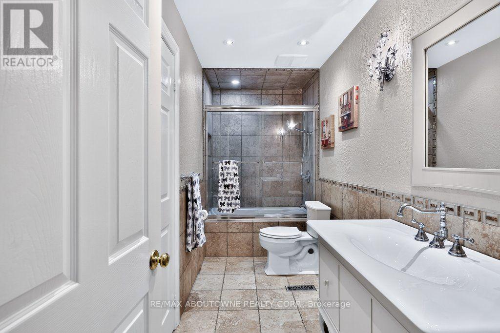 324 Oakridge Court, Oakville, Ontario  L6H 5T9 - Photo 30 - W13676218