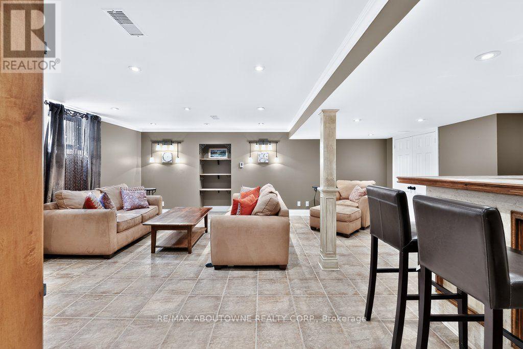 324 Oakridge Court, Oakville, Ontario  L6H 5T9 - Photo 33 - W13676218