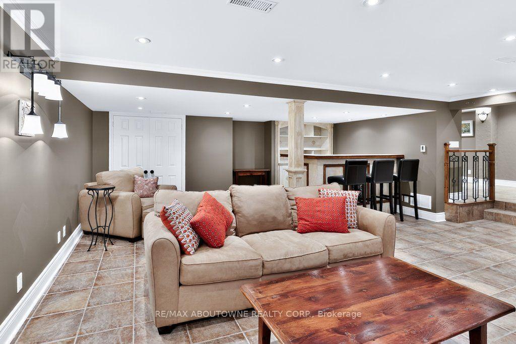 324 Oakridge Court, Oakville, Ontario  L6H 5T9 - Photo 35 - W13676218