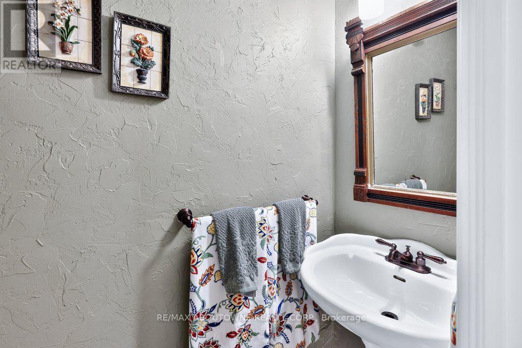 324 Oakridge Court, Oakville, Ontario  L6H 5T9 - Photo 38 - W13676218