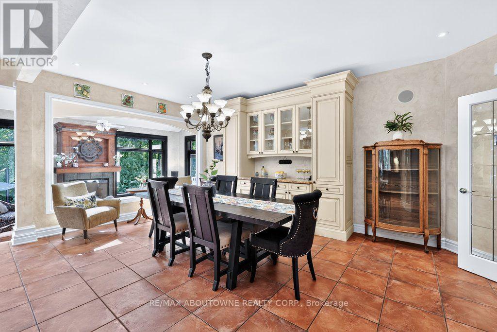 324 Oakridge Court, Oakville, Ontario  L6H 5T9 - Photo 8 - W13676218