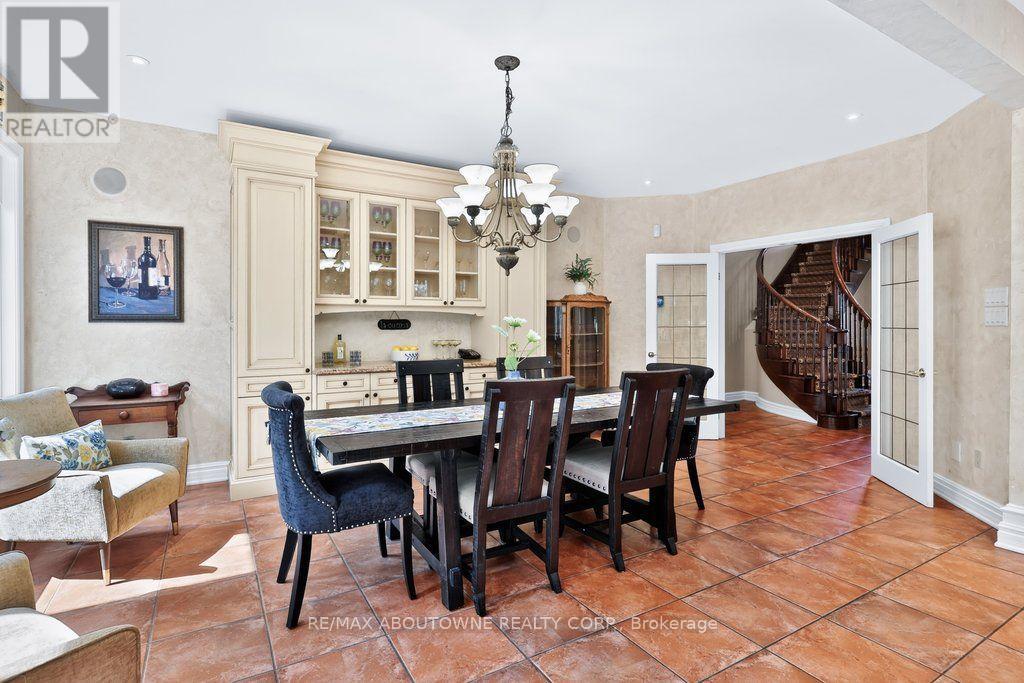 324 Oakridge Court, Oakville, Ontario  L6H 5T9 - Photo 9 - W13676218