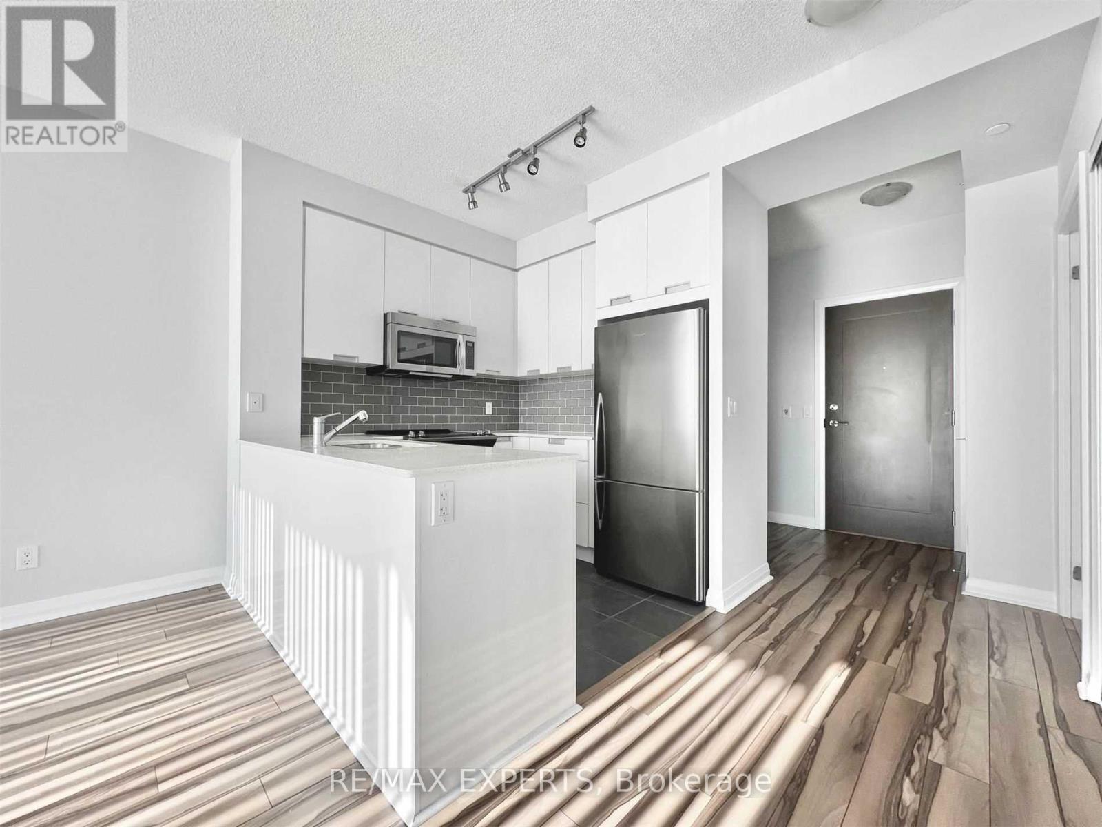 1005 - 75 Eglinton Avenue W, Mississauga, Ontario  L5R 0E5 - Photo 2 - W13676222
