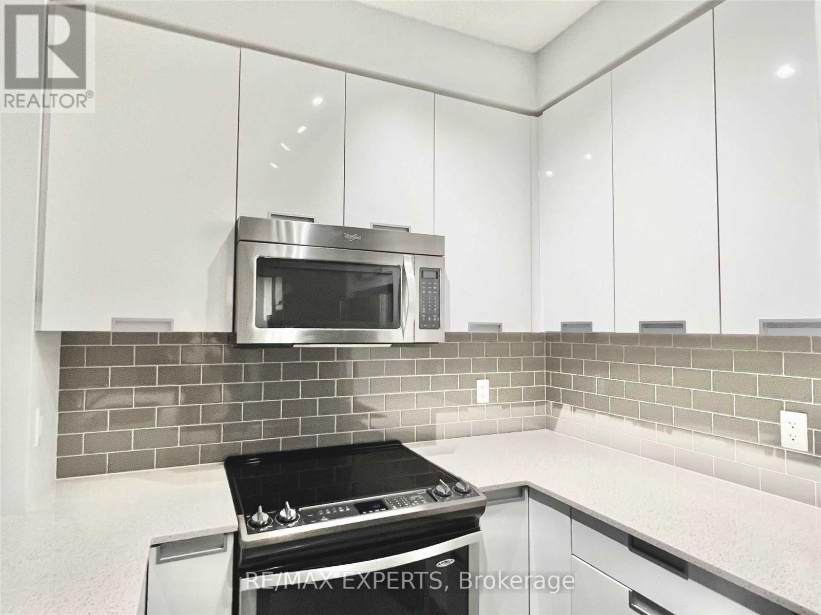 1005 - 75 Eglinton Avenue W, Mississauga, Ontario  L5R 0E5 - Photo 3 - W13676222