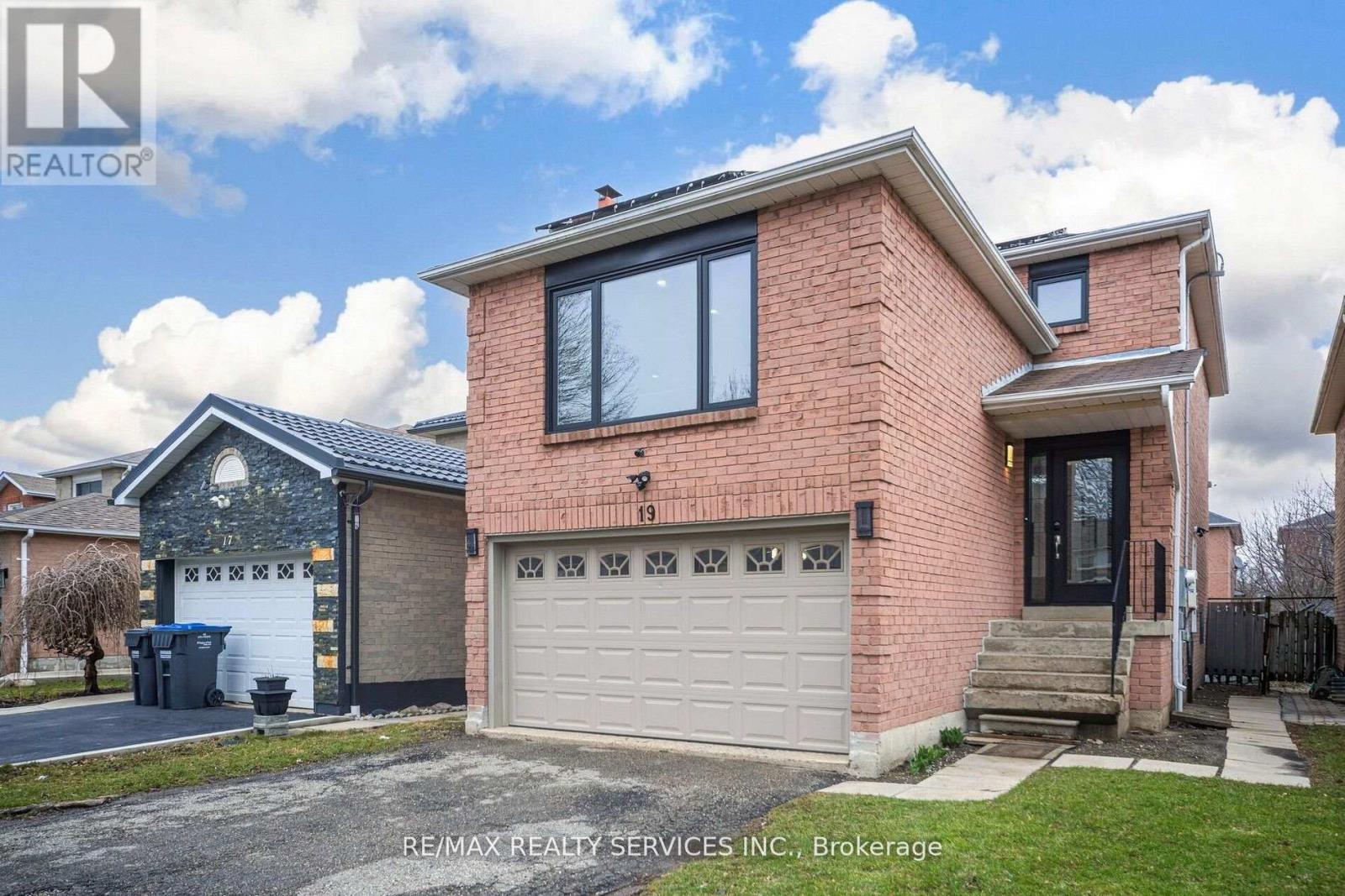19 Wayne Nicol Drive, Brampton, Ontario  L6X 3Z2 - Photo 2 - W13676238