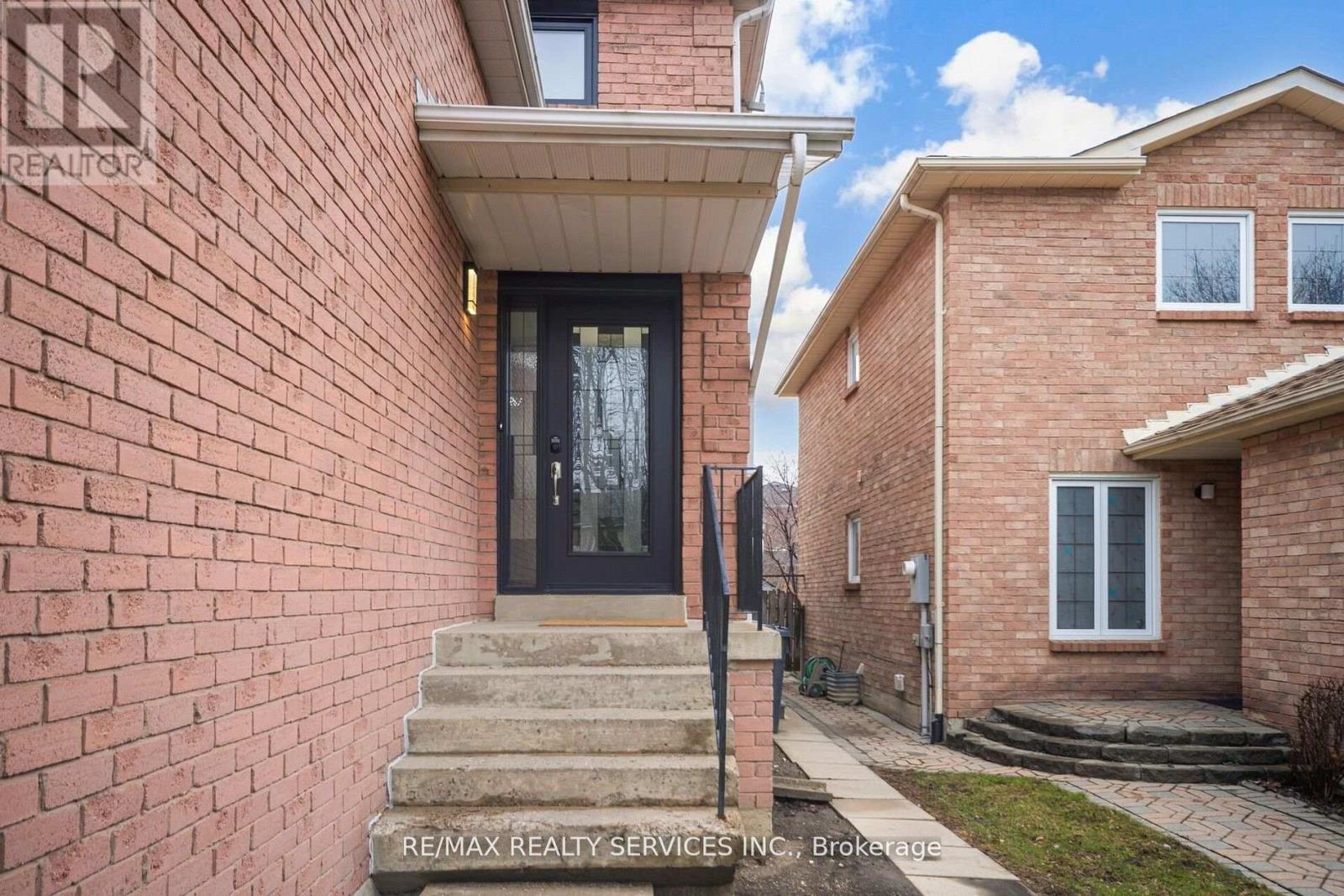 19 Wayne Nicol Drive, Brampton, Ontario  L6X 3Z2 - Photo 3 - W13676238