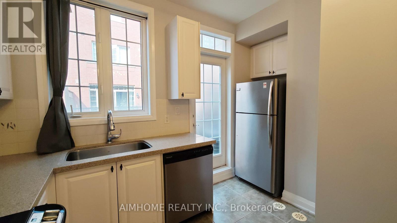 40 Raffeix Lane, Toronto, Ontario  M5A 0G5 - Photo 4 - C13676344