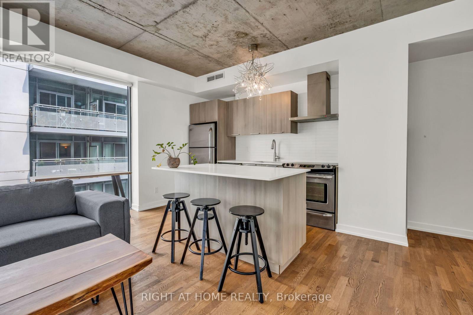 605 - 650 KING STREET W