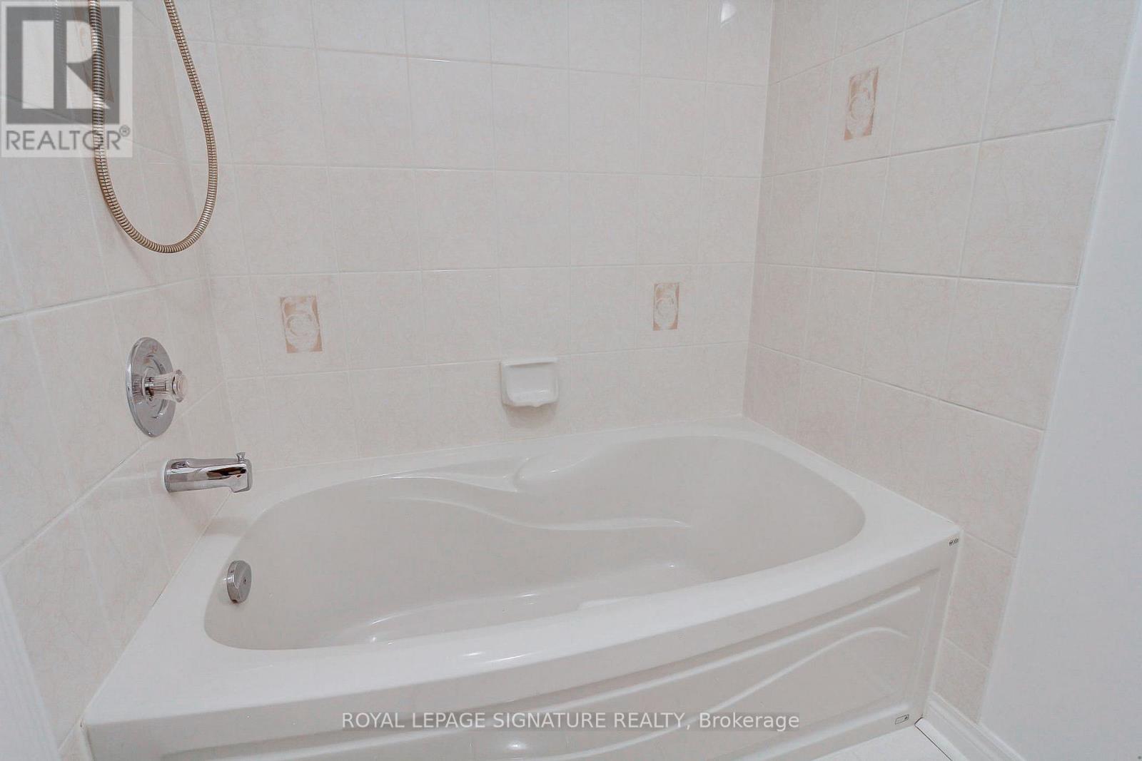 70 Graydon Crescent, Richmond Hill, Ontario  L4B 3W7 - Photo 9 - N13676370