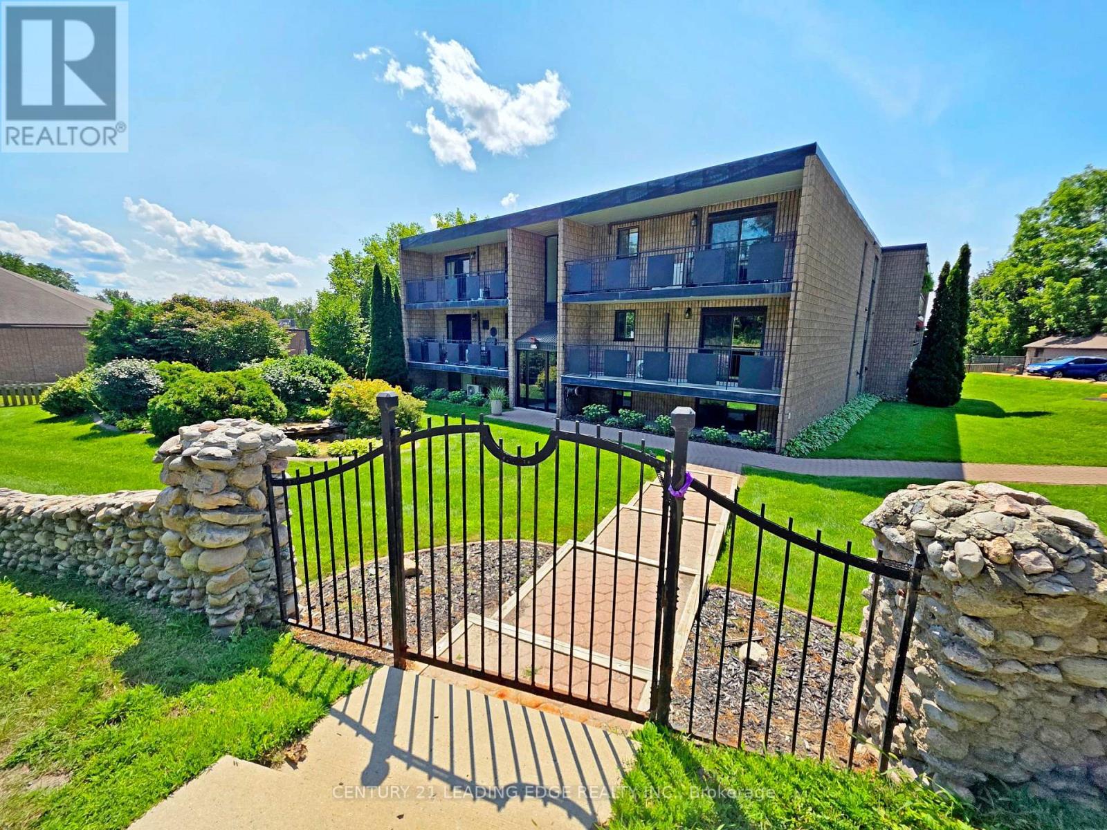 206 - 74 The Queensway S, Georgina, Ontario  L4P 1Z3 - Photo 2 - N13676374