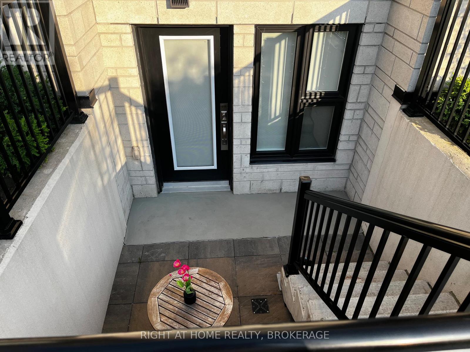 319 - 1139 Cooke Boulevard, Burlington, Ontario  L7T 0C3 - Photo 3 - W13676434