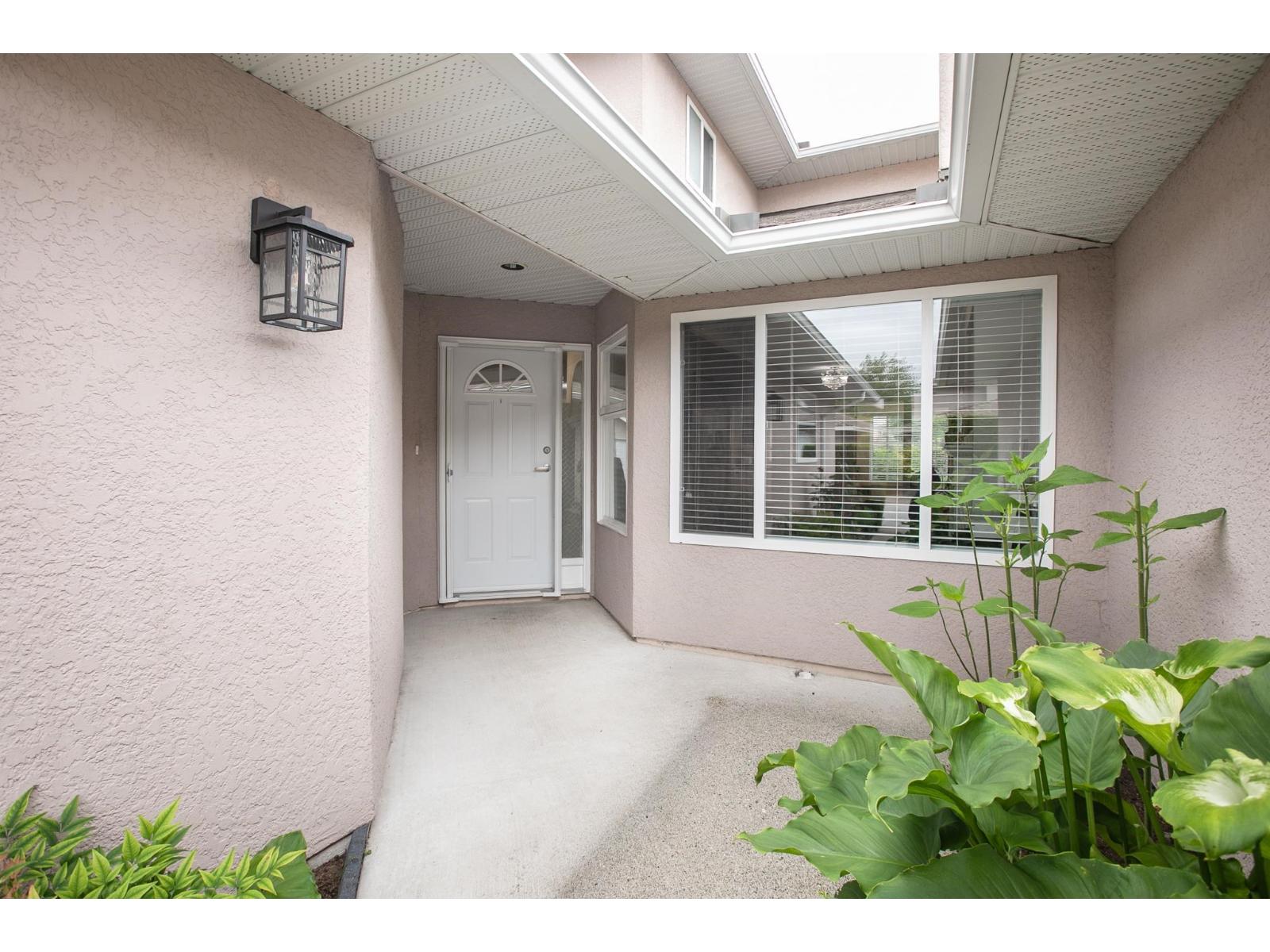 15501 89a Avenue, Surrey, British Columbia  V3R 0Z5 - Photo 3 - R3155827