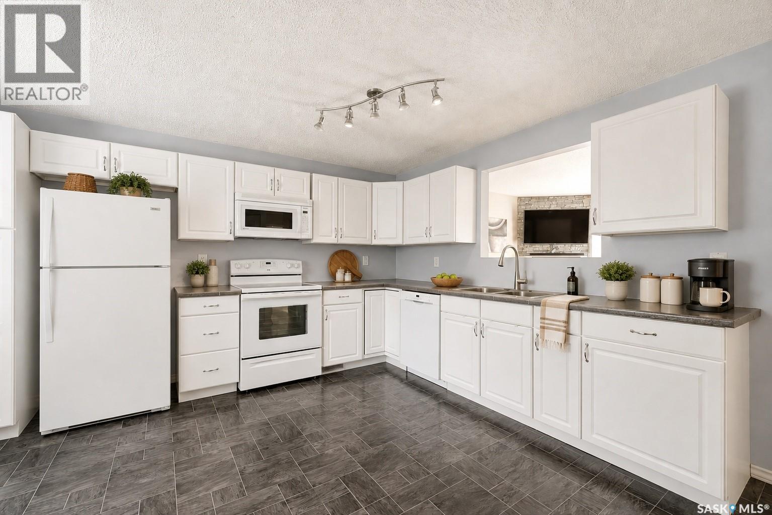 2518 7th Avenue E, Regina, Saskatchewan  S4N 5T4 - Photo 3 - SK045611