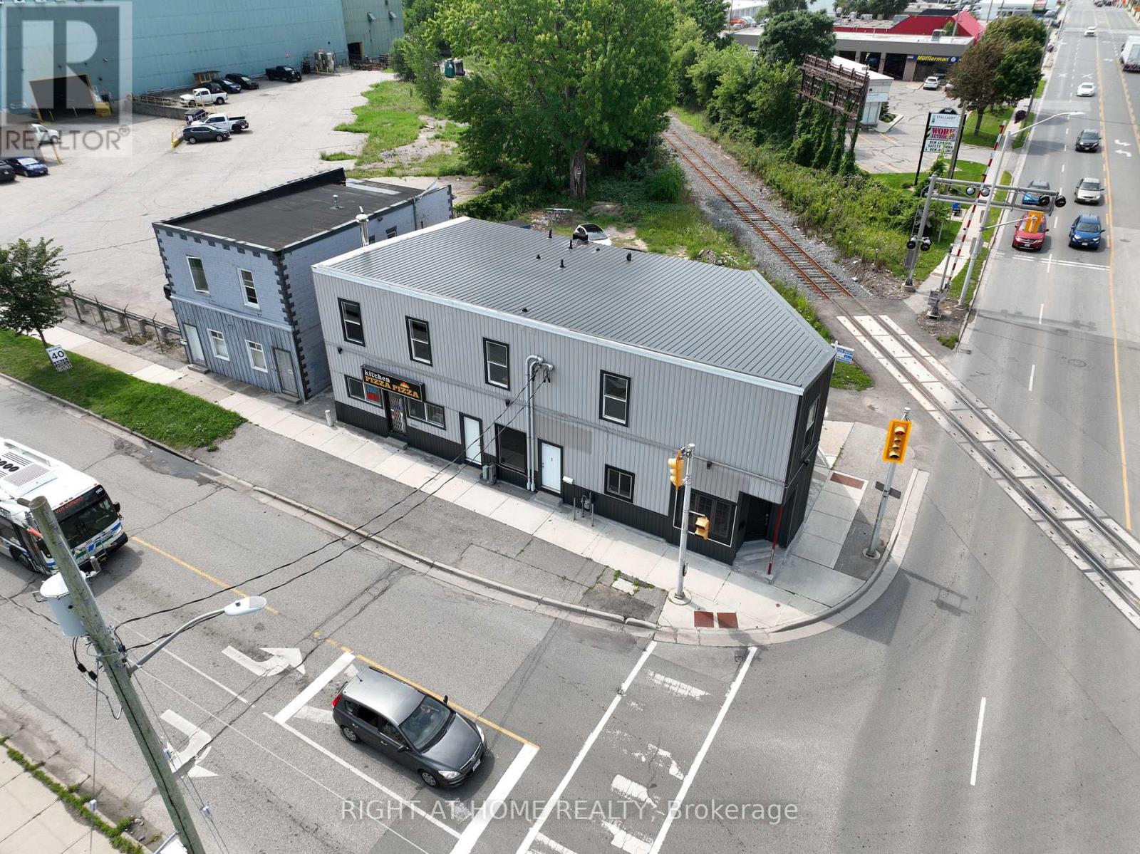 697 Hale Street, London East, Ontario N5W 1J1 - Photo 2 - X13676564