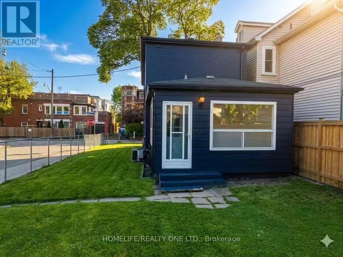 104 Benson Avenue, Toronto, Ontario  M6G 2J1 - Photo 3 - C13676500