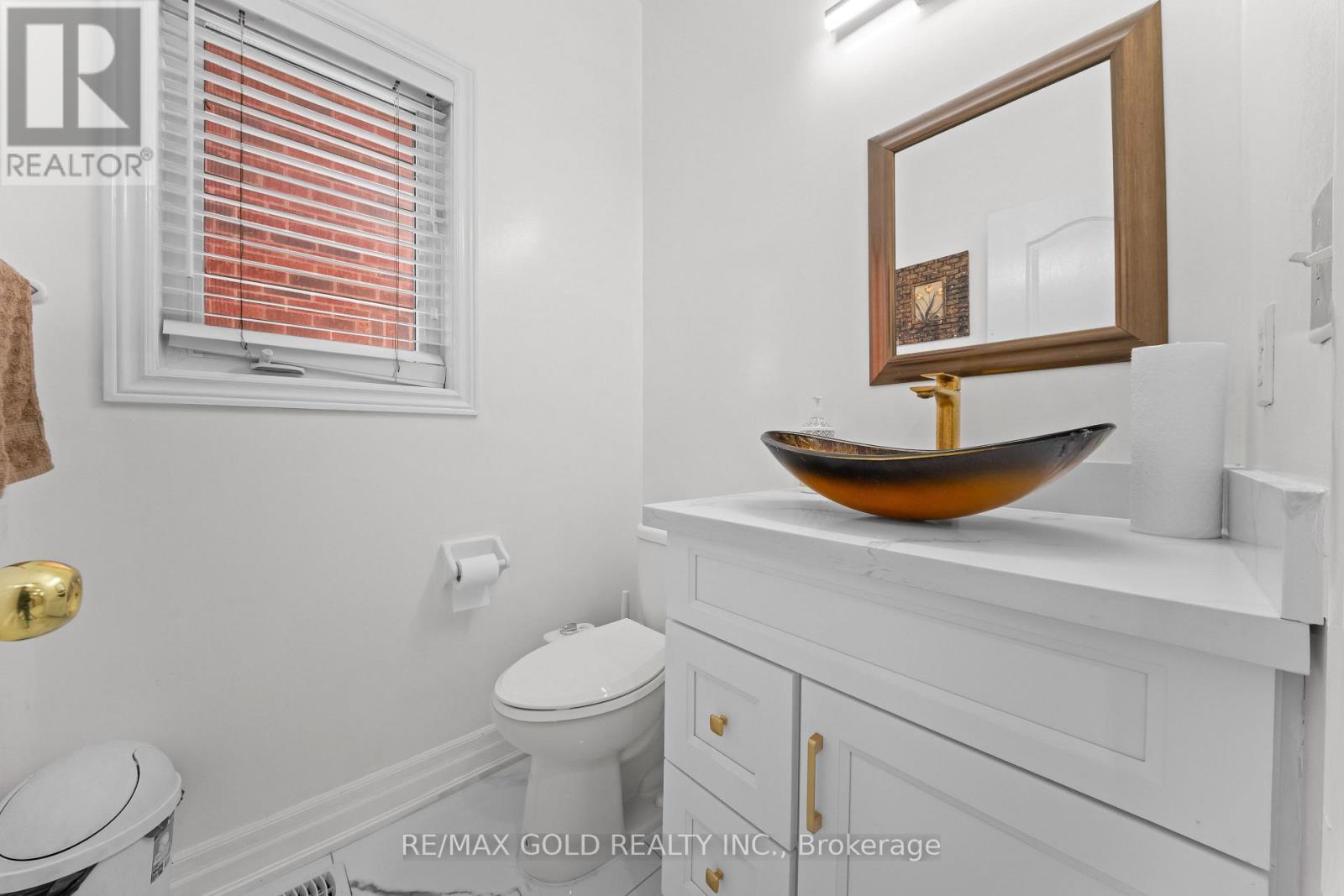 19 Attview Crescent, Brampton, Ontario  L6P 2R5 - Photo 3 - W13676472