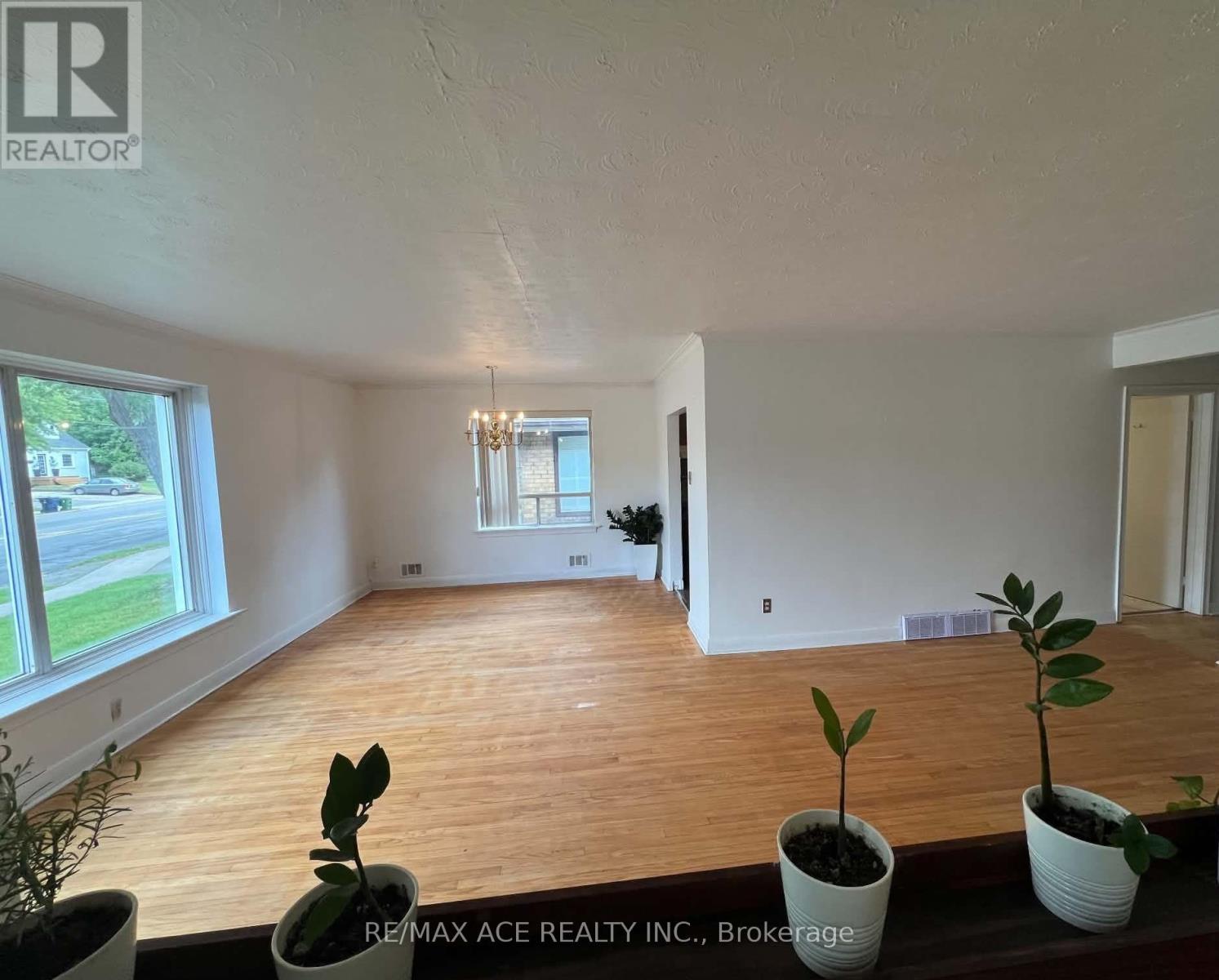 3715 St Clair Avenue E, Toronto, Ontario  M1M 1T5 - Photo 2 - E13562092