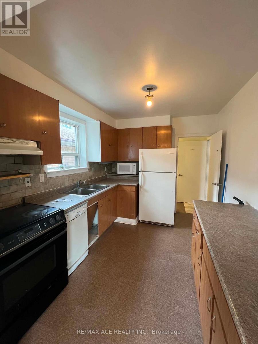 3715 St Clair Avenue E, Toronto, Ontario  M1M 1T5 - Photo 4 - E13562092