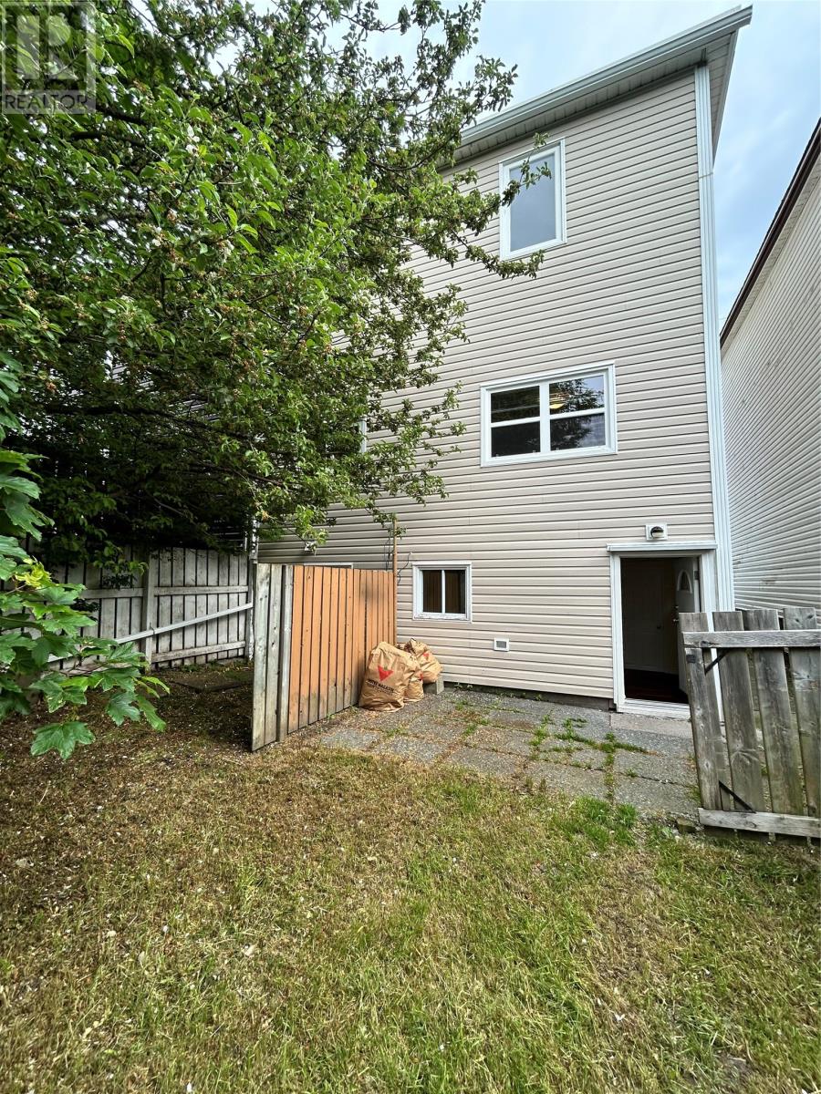 45 Franklyn Avenue, St. John's — photo 2